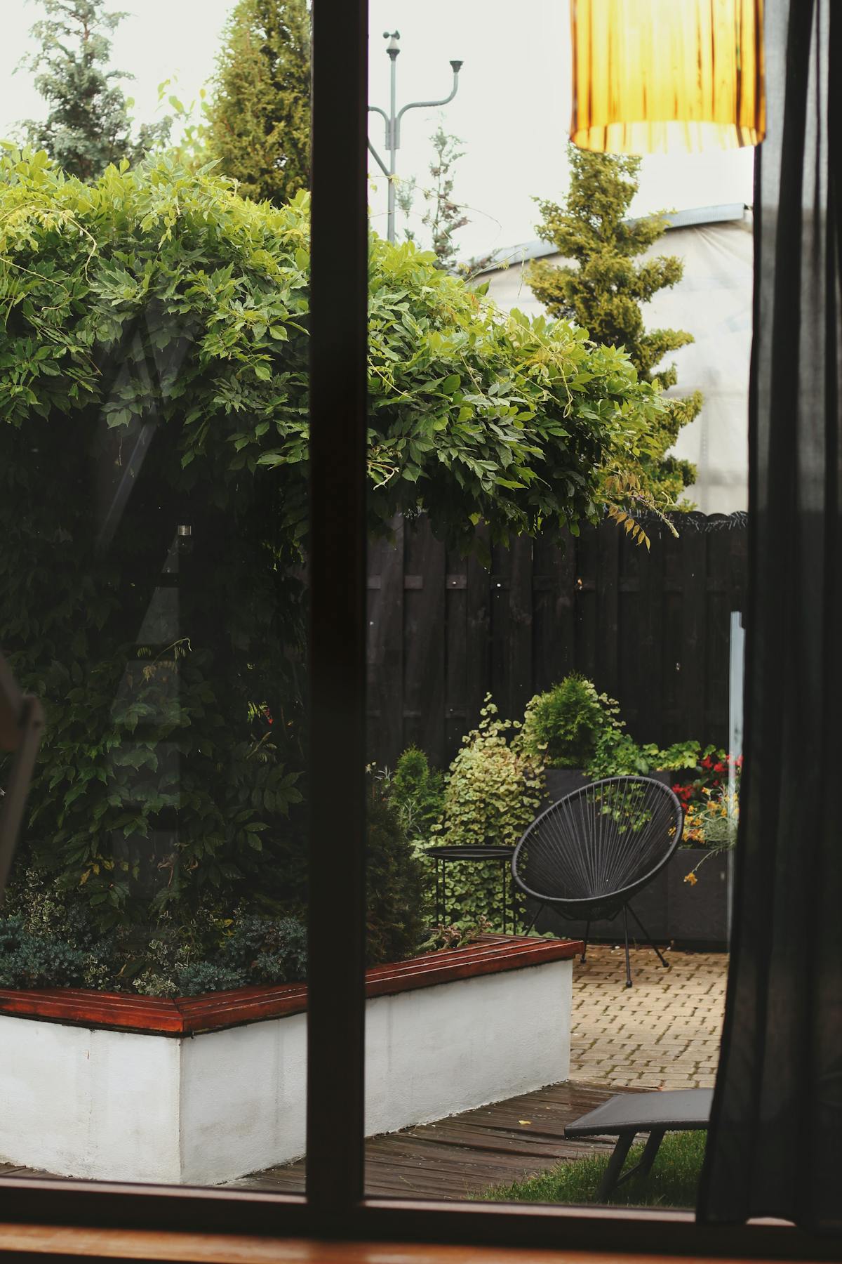 Gartenplanung — fertig gestalteter Garten mit Terrasse und Bepflanzung
